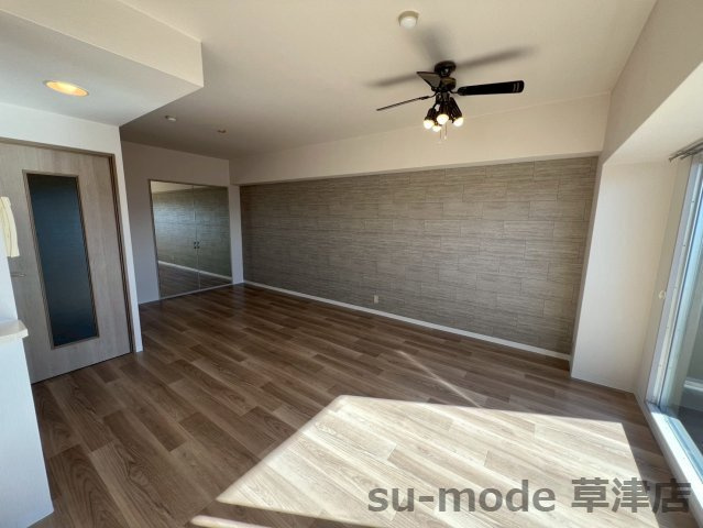 【居間・リビング】 | メゾンドール瀬田公園都市1番館 | こちらのリビングで趣味の時間をお楽しみください