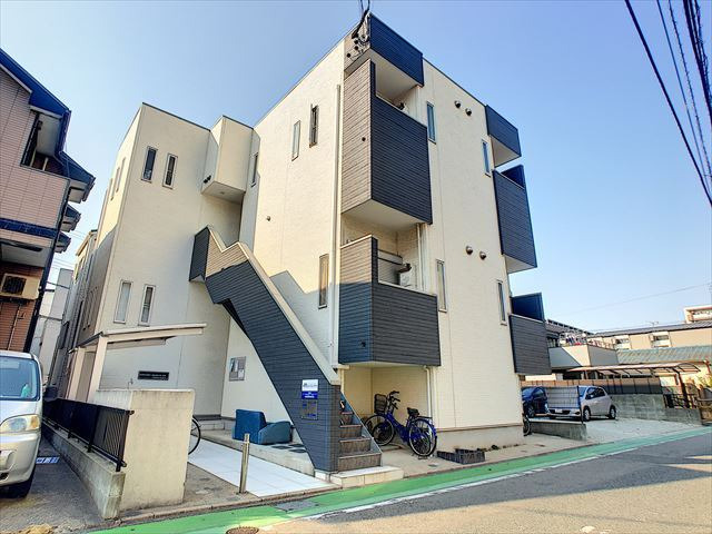 コンフォートベネフィスジオ吉塚駅前の外観