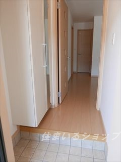 広島市安佐北区白木町大字井原のアパートの玄関|ミラー付き大型シューズボックス