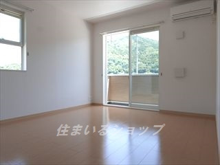 広島市安佐北区白木町大字井原のアパートの居間・リビング|エアコン付き