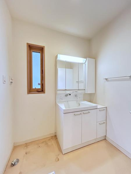 宇都宮市平出町　２ＳＬＤＫ　中古住宅の独立洗面台