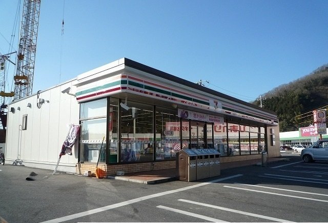 クローバーティアラ　Ｂの周辺|セブンイレブン三次市三次店まで1200m