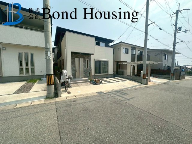 駐車並列2台　土地40坪超　大久保町松陰山手　良質戸建の前面道路含む現地写真