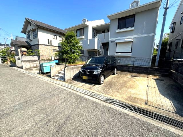 ディアコート小金台C棟の駐車場