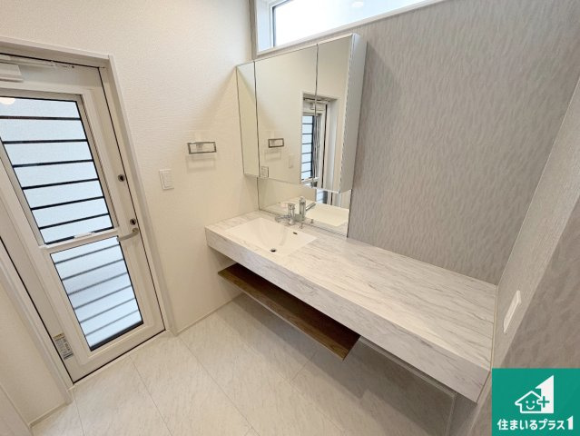 守山市水保町　新築一戸建ての独立洗面台|清潔感のある洗面台です。フラットな鏡は掃除がしやすく毎日清潔！鏡裏には収納があるのでスッキリとした洗面台が保てます。