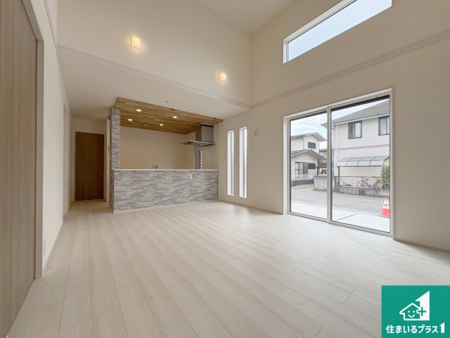 守山市水保町　新築一戸建ての居間・リビング|日当たり良好の明るいリビングで朝の目覚めもスッキリできそう！対面キッチンでご家族のコミュニケーションも自然と増える設計！小さなお子様が遊ぶスペースを作っても広々とくつろげるLDK！