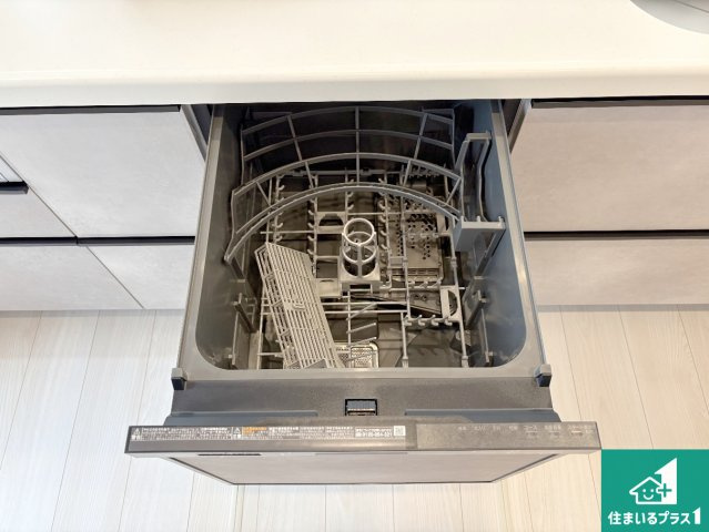 守山市水保町　新築一戸建ての設備|食事後の一仕事、食器洗いをボタン一つでお任せできちゃいます！場所を取らないビルトイン式なので、お料理スペースもしっかり確保！