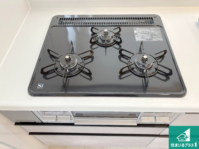 守山市水保町　新築一戸建ての設備|ダブル高火力Ｓｉセンサー付きコンロ！３口あるので、まとめて料理をする時も大活躍！