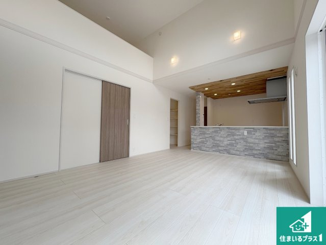 守山市水保町　新築一戸建ての居間・リビング|明るいリビングで朝の目覚めもスッキリできそう！対面キッチンでご家族のコミュニケーションも自然と増える設計！小さなお子様が遊ぶスペースを作っても広々とくつろげるLDK！