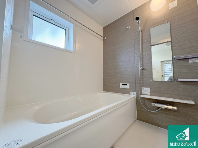 守山市水保町　新築一戸建ての浴室|足をゆったり伸ばして寛げる浴槽です。窓が設けられていますので差し込む光が明るく穏やかな雰囲気にしてくれます♪浴室乾燥機も設置しているので、雨の日の洗濯物も安心です♪