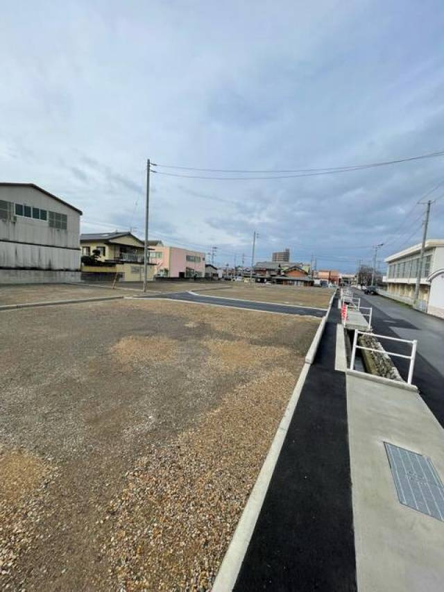 西の土居一丁目4-12　売土地の前面道路含む現地写真