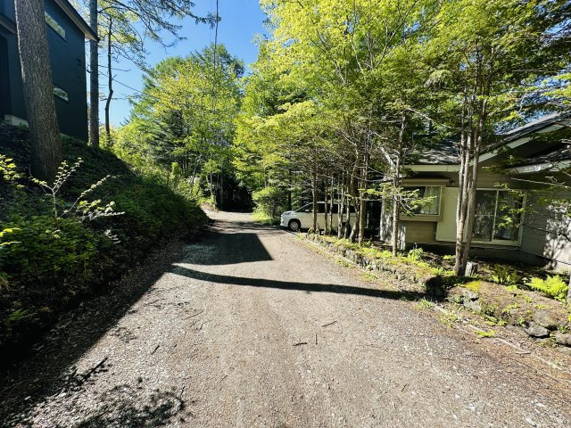 【商談中】南軽井沢 南平台エリア 中古戸建の前面道路含む現地写真