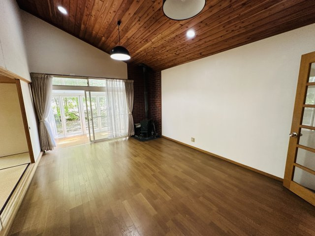 【商談中】南軽井沢 南平台エリア 中古戸建の居間・リビング
