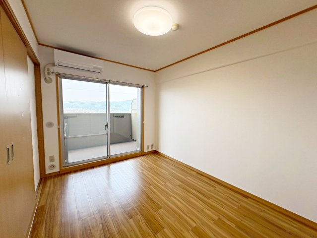 ルネ伏見東の洋室