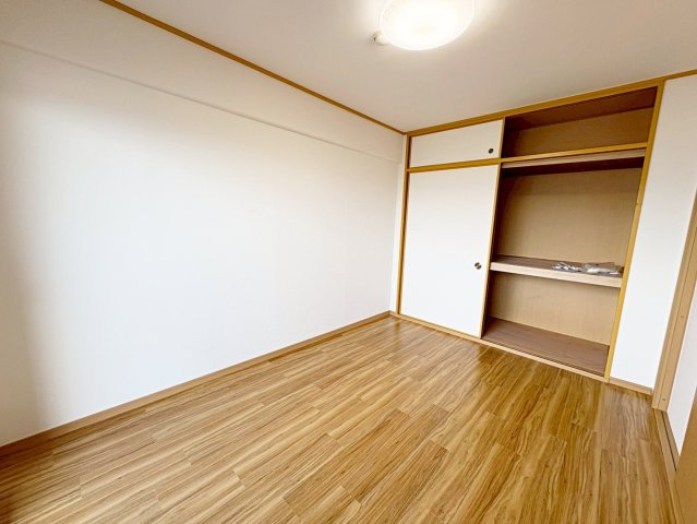 ルネ伏見東の洋室