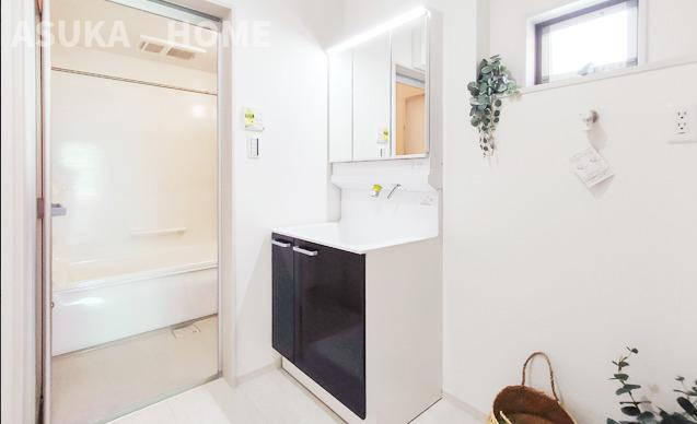 旭区上川井町　新築戸建の独立洗面台|脱衣場　施工例