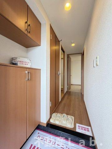 グランディールハイムの玄関|人感センサー付き照明器具