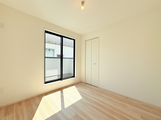 【子供部屋】 | 練馬区大泉学園町6丁目　新築一戸建住宅　全1棟　（保谷店） | 2階4.5帖/さまざまな家具を取り入れやすいナチュラルな内装。お好みのインテリアで安らぐ癒し空間が生まれます。