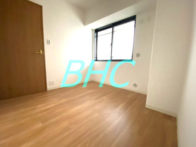 【洋室】 | レックスガーデン大津南郷リオ | 清潔感あるホワイトの壁紙と温もり溢れるカラーの床材が見事に調和したお部屋です。