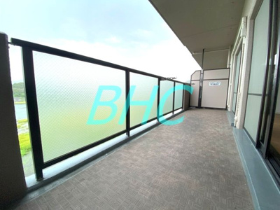 【バルコニー】 | レックスガーデン大津南郷リオ | 朝の澄んだ空気や、夕方に吹く清々しい風を感じられるバルコニー。