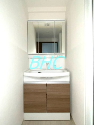 【独立洗面台】 | レックスガーデン大津南郷リオ | 洗面台は朝をすっきりさせてくれる空間としては大切な空間です。