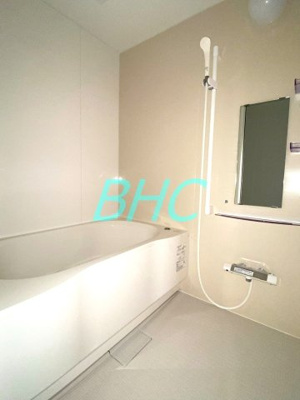 【浴室】 | レックスガーデン大津南郷リオ | 一日の疲れを癒すバスルームは、心地よいリラックスを叶える清潔感溢れる美しい空間です。