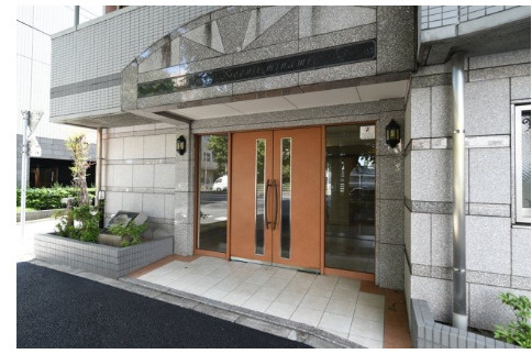 杉並区堀ノ内３丁目の賃貸マンションのエントランス