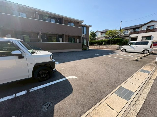 オリンピア美里の駐車場