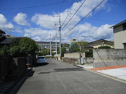 廿日市市阿品3丁目　新築一戸建て(全2棟)の前面道路含む現地写真