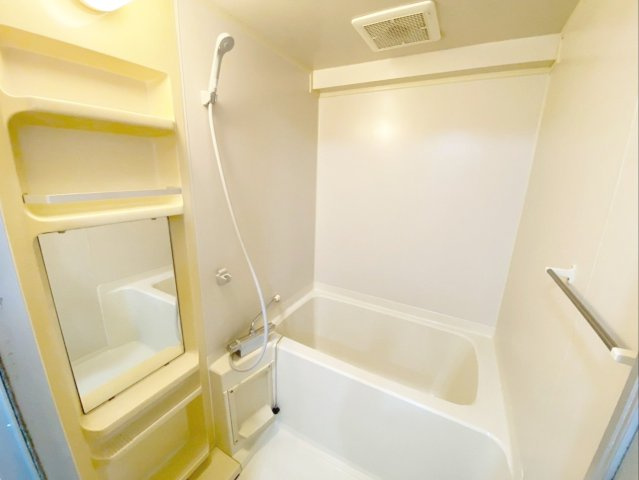 スワンマンション東箱崎の浴室|一日の疲れを癒すお風呂です！シャンプーなどを整理できる棚付きです！