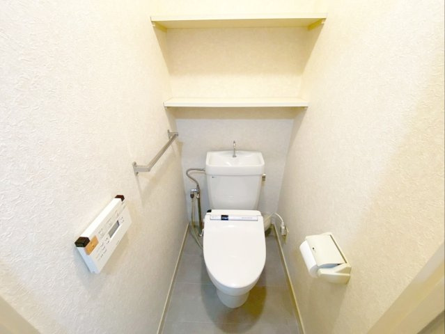 スワンマンション東箱崎のトイレ|トイレです！壁に収納棚が取り付けられているため、消耗品が整理しやすく便利です！