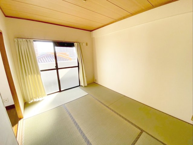 《オーナーチェンジ》スワンマンション東箱崎の和室|《オーナーチェンジ》バルコニー直結の明るい和室です！