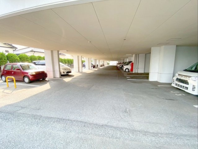 《オーナーチェンジ》スワンマンション東箱崎の駐輪場|《オーナーチェンジ》駐輪場は屋根付きなので雨の日も安心ですね！