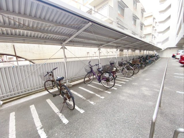 《オーナーチェンジ》スワンマンション東箱崎の駐輪場|《オーナーチェンジ》駐輪場は屋根付きなので雨の日も安心ですね！