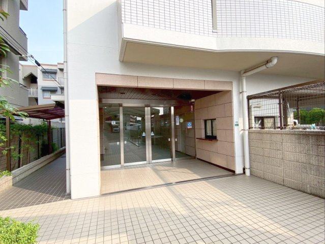 《オーナーチェンジ》スワンマンション東箱崎のエントランス|《オーナーチェンジ》入口には受付や防犯カメラ、オートロックがあり安心です！