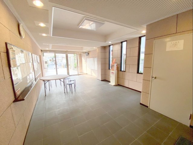 《オーナーチェンジ》スワンマンション東箱崎のエントランス|《オーナーチェンジ》入口には受付や防犯カメラ、オートロックがあり安心です！