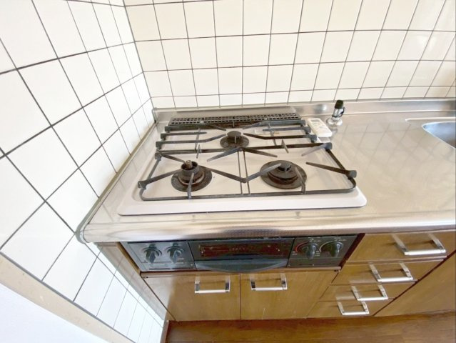 スワンマンション東箱崎のキッチン|ガスの3口コンロです！お料理が捗りますね！