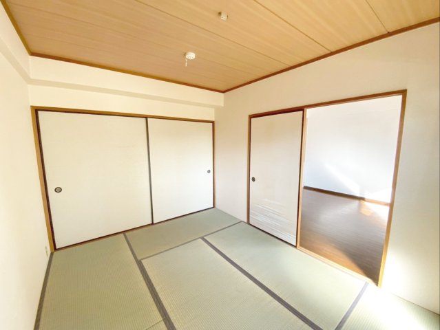 《オーナーチェンジ》スワンマンション東箱崎の和室|《オーナーチェンジ》家事部屋や、くつろぎスペース、客間としても利用できる和室！