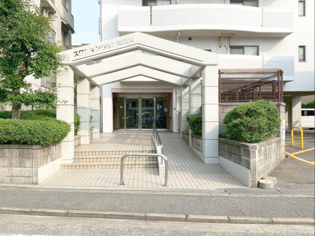 《オーナーチェンジ》スワンマンション東箱崎のエントランス|《オーナーチェンジ》防犯カメラ設置、オートロック付き！防犯面も安心です！