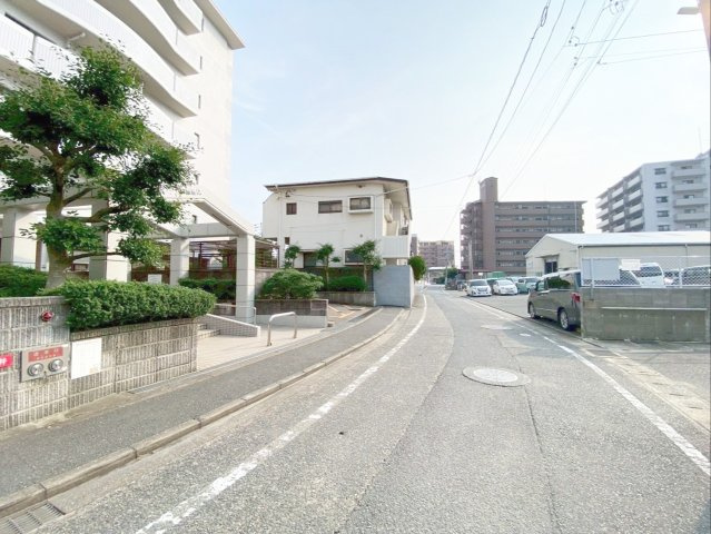 《オーナーチェンジ》スワンマンション東箱崎の周辺|《オーナーチェンジ》前面道路の様子です！