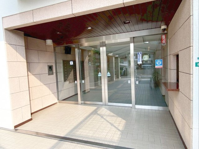 《オーナーチェンジ》スワンマンション東箱崎のエントランス|《オーナーチェンジ》防犯カメラ設置、オートロック付き！防犯面も安心です！