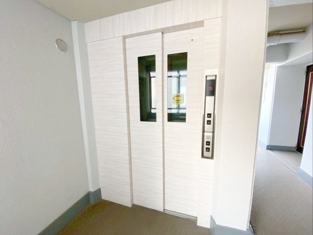 スワンマンション東箱崎の設備|9人乗りのエレベーターが1基あります！