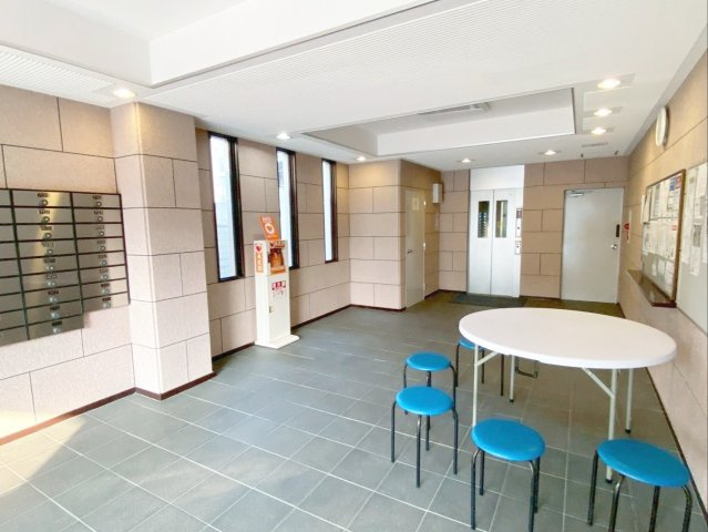 《オーナーチェンジ》スワンマンション東箱崎の設備|《オーナーチェンジ》9人乗りのエレベーターが1基あります！