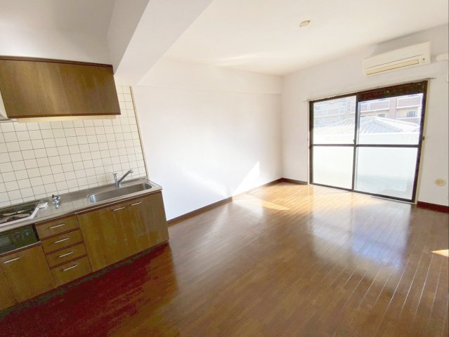 スワンマンション東箱崎の居間・リビング|バルコニーからの採光が取れた明るいリビングです！