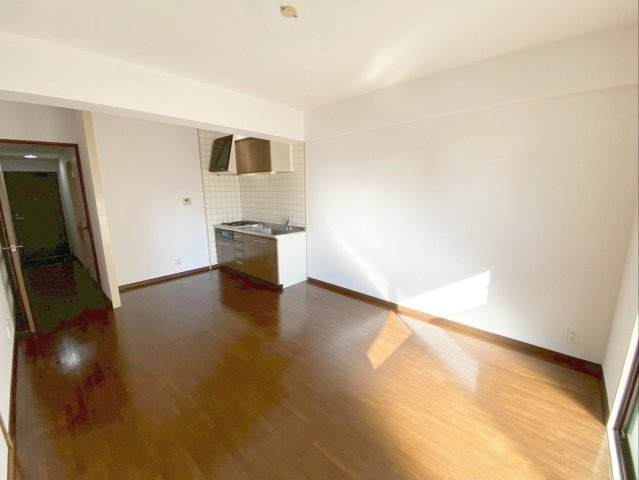 《オーナーチェンジ》スワンマンション東箱崎の居間・リビング|《オーナーチェンジ》南西向きバルコニーからの採光が取れた明るいリビングです！