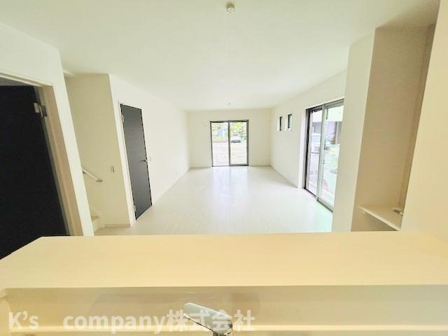 ◎茅ヶ崎市柳島1丁目　新築戸建　1号棟の居間・リビング|キッチンからみたリビングスペース♪