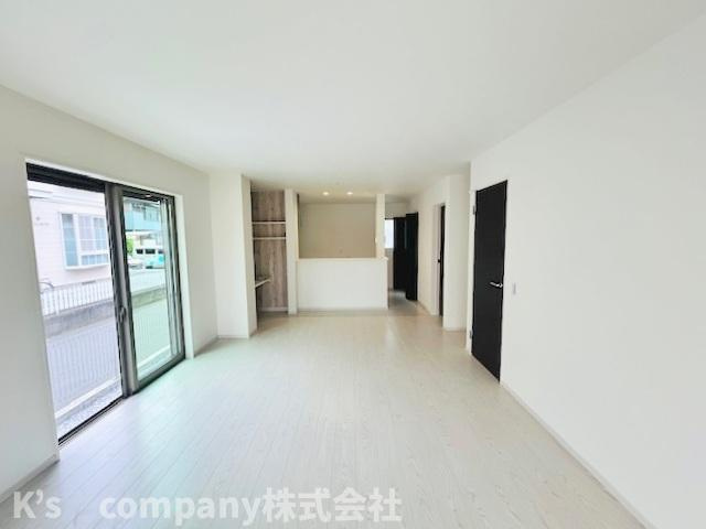 ◎茅ヶ崎市柳島1丁目　新築戸建　1号棟の居間・リビング|全体を見わたせる対面式キッチン♪