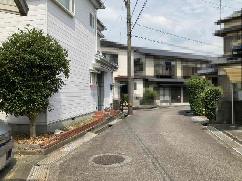 高知市一宮中町2丁目　中古戸建ての前面道路含む現地写真