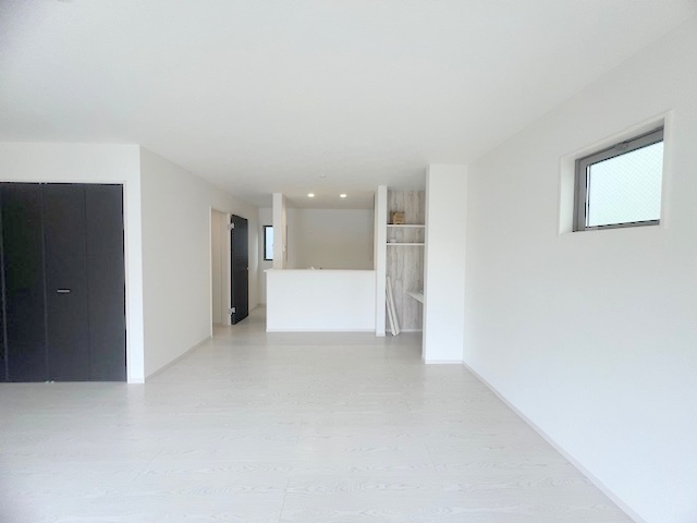 ◎茅ヶ崎市柳島1丁目　新築戸建　2号棟の居間・リビング|全体を見わたせる対面式キッチン♪