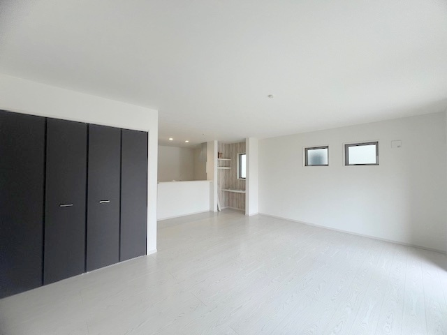 ◎茅ヶ崎市柳島1丁目　新築戸建　2号棟の居間・リビング|収納スペースがあるリビングルーム◇◇